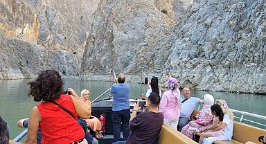 Dünyanın ikinci büyük kanyonunda tekne keyfi yapıp dağ keçilerini izliyorlar