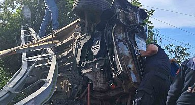 Elektrik direğine çarpan hafif ticari araç devrildi: 2 yaralı