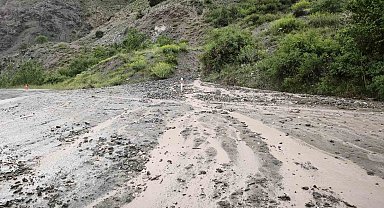 Erzincan-Kemah yolunda heyelan