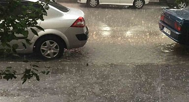 Erzincan'da dolu ve heyelan ulaşımı olumsuz etkiledi