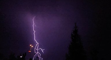 Erzincan'da geceyi şimşekler aydınlattı