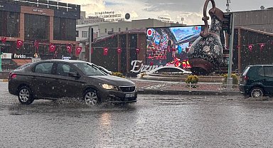 Erzincan'da sağanak nedeniyle cadde ve sokaklar su altında kaldı