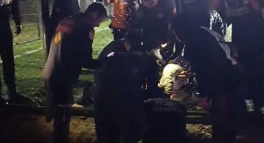 Halısahada maç yaparken tel koluna girdi: itfaiye ekipleri kurtardı
