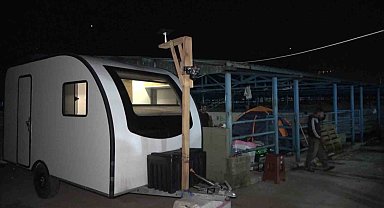 Hayvan pazarında karavan ve çadır kamping...