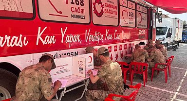 Jandarmadan Kızılay'a kan bağışı