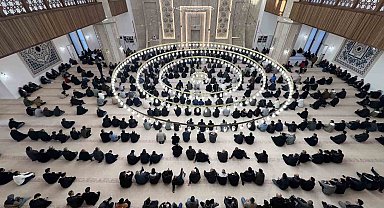 Kars'ta bayram namazında camiler doldu taştı