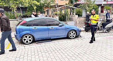 Kediden kaçarken park halindeki otomobile çarptılar