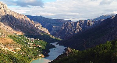 Kemaliye'de kayalığın tepesine yapılan ev merak uyandırıyor