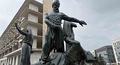 Kıbrıs Meydanı'ndaki anıt yeniden ait olduğu yerde