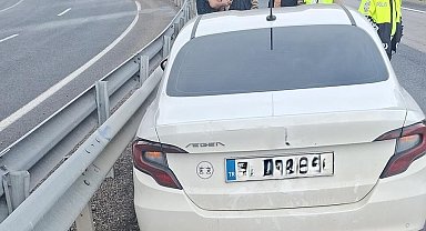 Kontrolden çıkan otomobil bariyere çarptı
