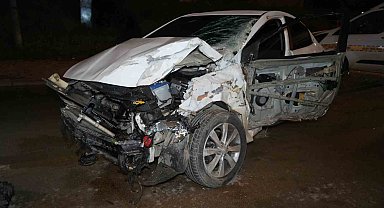 Kontrolden çıkan otomobil, park halindeki çekiciye çarptı: 1 ölü, 1 yaralı