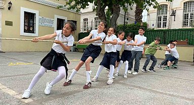 Kuşadası'nda çocuk atletizm şenliği renkli görüntülere sahne oldu