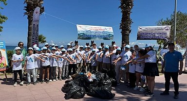 Kuşadası'nda öğrenciler sahilleri temizledi