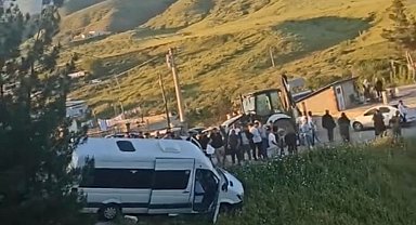 Mezarlık ziyareti dönüşü faciadan dönüldü: Freni patlayan minibüs şarampole yuvarlanmaktan son anda kurtuldu