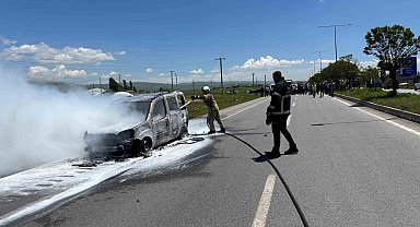 Muş'ta seyir halindeki araç alev alev yandı