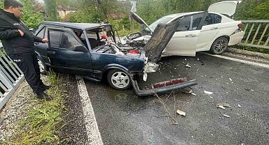 Otomobillerinin kafa kafaya çarpıştığı kazada 4 kişi yaralandı