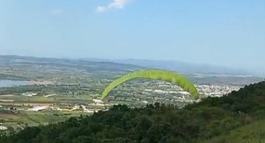 Paraşütü ile ormana daldı