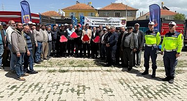 Sandıklı'da traktör sürücüleri reflektörün önemi konusunda bilgilendirildi