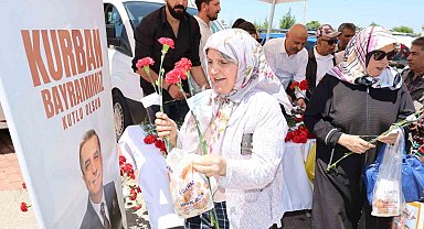 Şehzadeler Belediyesinden karanfil dağıtımı