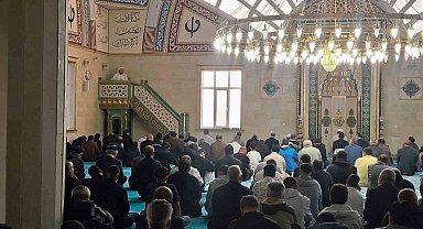 Selendi'de bayram namazında camiler doldu