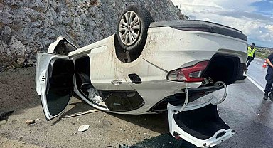 Takla atıp refüje giren otomobilde 4 kişi yaralandı
