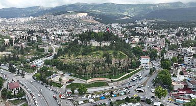 Tarihi kalede depremin izleri siliniyor