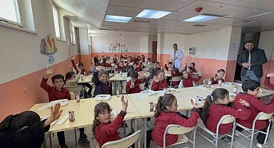 Tatvan Mesleki Eğitim Merkezi, köy okulu öğrencilerinin yüzünü güldürdü