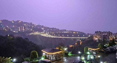 Trabzon'da yağmurla birlikte çakan şimşekler gökyüzünü aydınlattı