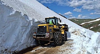 Trabzon'da yayla göçleri öncesi yayla yollarında yoğun kar temizleme mesaisi