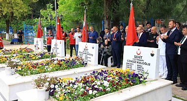 Vali Akbıyık, Kurban Bayramı nedeniyle şehitliği ziyaret etti