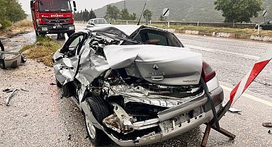 Yol kenarındaki otomobile tır çarpıp kaçtı: 1 yaralı