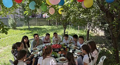 3 yıldır öğrencilere bahçesini açan çift, bu yıl da geleneği bozmadı