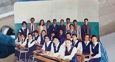 45 yıllık öğretmeni eşinin emeklilik sürprizi gözyaşlarına boğdu