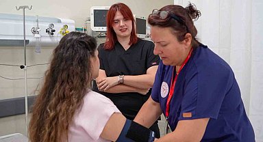 Acil servis hekimi hemşire annesiyle birlikte omuz omuza hayat kurtarıyor