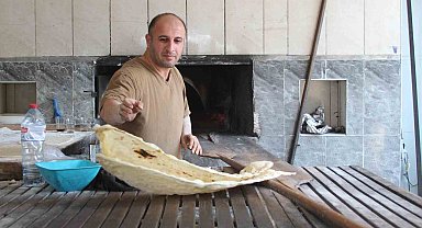 Adana'da 40 derece sıcaklarda fırıncıların zorlu ekmek mesaisi
