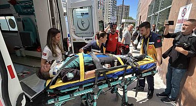 Aladağlar'da mahsur kalan dağcı ve eşi helikopterle kurtarıldı