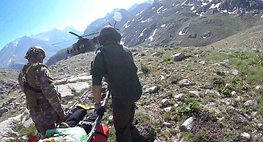 Aladağlar'da mahsur kalan dağcının kurtarılma anları kamerada