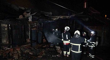 Alevlere teslim olan ahşap ev kullanılamaz hale geldi