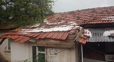 Aşırı sağanak yağış müstakil evin çatısına zarar verdi