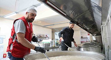Aşure kazanları Türk Kızılay Elazığ Aşevi'nde kaynadı