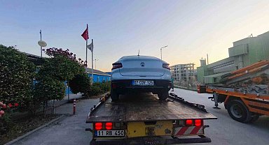 Babasının çalıştığı iş yerine aracı ile zorla girmek istedi