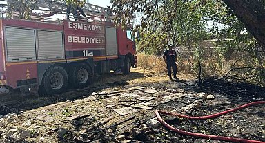 Bahçede tutuşan otlar müstakil evde yangın çıkardı