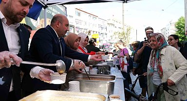 Başkan Albayrak, vatandaşlara aşure ikram etti