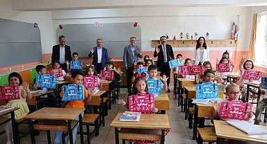 Başkan Özdoğan, Hacılar'da karne coşkusuna ortak oldu