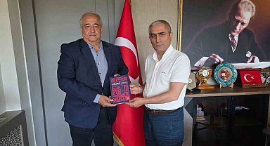 Başkan Öztürk'ten Kaymakam Güney'e "Helvacı Kilimi" kitabı takdimi