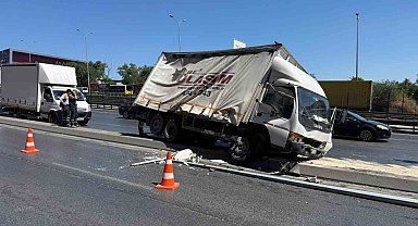 Beylikdüzü E-5'te trafiği kilitleyen kaza