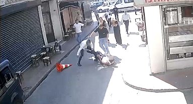 Beyoğlu'nda sarkıntılık iddiası kanlı bitti: Tekme, tokat ve dubayla dövülen şahıs bıçaklandı