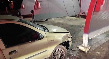 Bilecik'te otomobil sürücüsü akaryakıt istasyonunun yıkama alanına çarptı: 4 yaralı