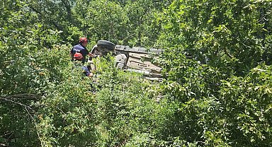 Bilecik'te sürücü ormanlık alana uçtu: 1 yaralı