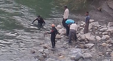 Bitlis'te dereye giren 3 kardeşten biri hayatını kaybetti, diğerini ise baba kurtardı